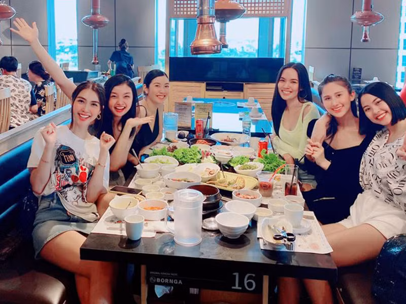 Mới đây, Thúy Vân hội ngộ các người đẹp cùng bước ra từ cuộc thi Hoa hậu Hoàn vũ Việt Nam 2019. Nhiều fan cho rằng Thúy Vân mời các mỹ nhân này làm phù dâu.