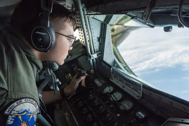 Một nhân viên trên máy bay tiếp nhiên liệu KC-135 chăm chú theo dõi để điều chỉnh vòi bơm nhiên liệu tiếp cận máy bay B-1B. Khả năng tiếp nhiên liệu trên không giúp Lancer hoạt động liên tục trên không và gần như không giới hạn về địa lý.