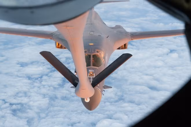 Phi cơ B-1B chuẩn bị tiếp nhiên liệu trên không. Việc điều động máy bay ném bom bay thẳng từ Mỹ đến châu Á là một phần trong chiến lược "không thể đoán trước được", giúp cho lực lượng quân sự Mỹ trở nên linh hoạt và khó đoán hơn.
