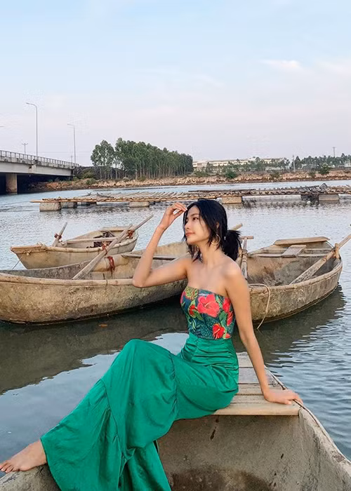 Nhan sắc của Hoàng Thùy ngày càng được đánh giá cao.