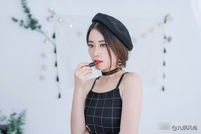 "Thánh ăn công sở" Công Thất Tiểu Dã tên thật là Chu Hiểu Tuệ, sinh năm 1994 tại Thành Đô, Tứ Xuyên (Trung Quốc), tốt nghiệp Đại học Sư phạm Tứ Xuyên. Đầu năm 2017, cô và ê-kíp làm vlog nấu ăn tại công sở thu hút sự chú ý của hàng triệu khán giả.