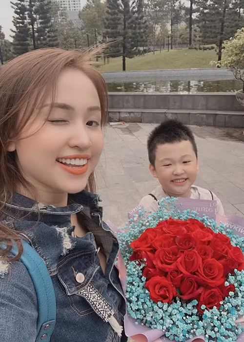 Ước mơ mẹ lấy chồng của bé Bin sắp thành hiện thực khi mới đây Vân Hugo nhận lời cầu hôn của bạn trai.