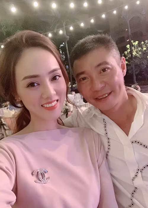 Trong 4 năm công khai hẹn hò, tình cảm giữa Công Lý và bạn gái kém tuổi vẫn mặn nồng, chưa từng vướng nghi vấn rạn nứt.