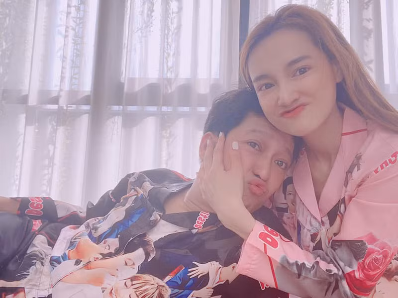 Nhã Phương khoe đồ ngủ đôi trước ngày sinh nhật.