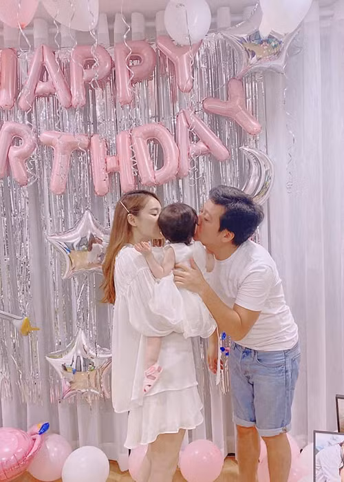 Hình ảnh vợ chồng Nhã Phương bên con gái giấu mặt.