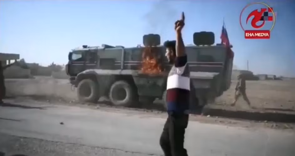 "Nhưng phía Mỹ đã gây áp lực lớn lên người Kurd để phá hoại sáng kiến của Nga và đe dọa sẽ có biện pháp trừng phạt. Kết quả là chỉ có hơn 100 người Kurd đi theo, khiến Nga phải từ bỏ dự định của mình".