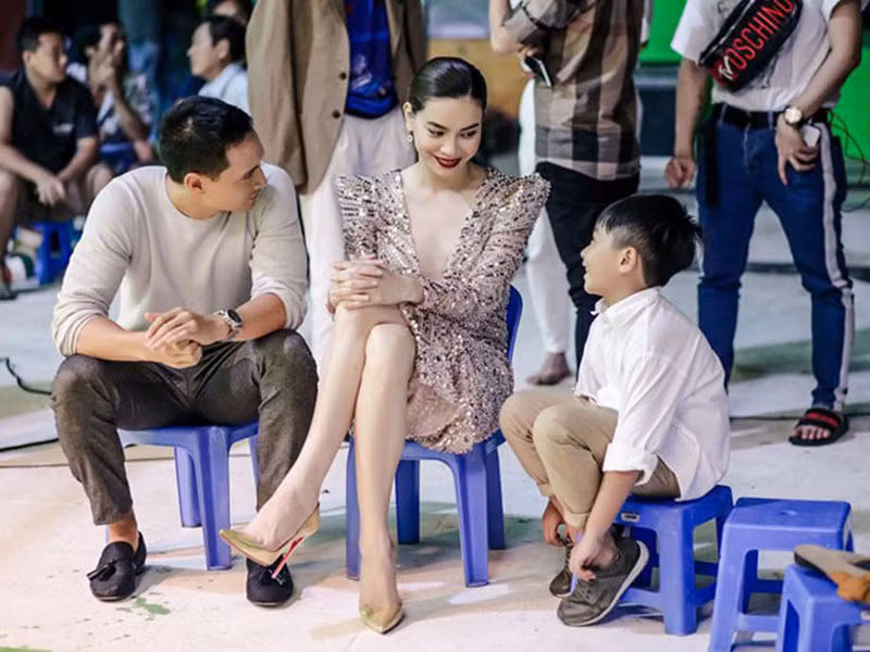 Chiều chuộng con trai của bạn gái hết mức, Kim Lý chắc hẳn sẽ là ông bố tuyệt vời.