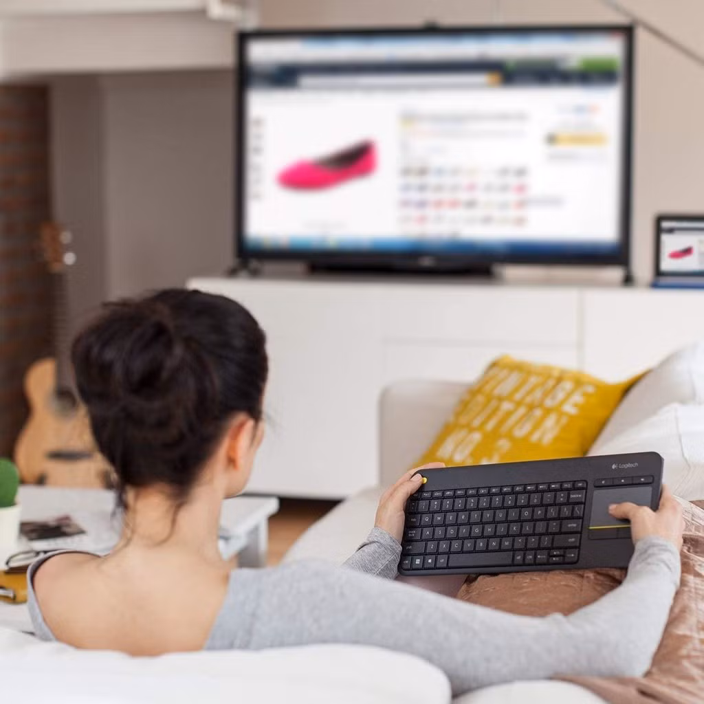Nếu những cách trên không thể áp dụng cho TV nhà bạn, hãy dùng bàn phím rời chuyên biệt. Một số cái tên có thể tham khảo như bàn phím iPazzPort, Rii K25, Logitech K400 Plus, ...