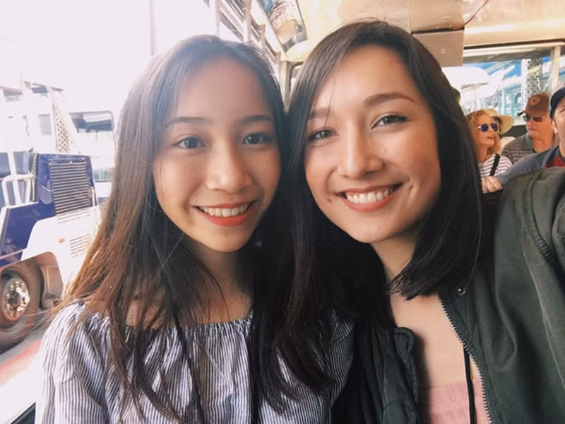 Anna rất thân thiết với em gái cùng cha khác mẹ là Mỹ Anh.