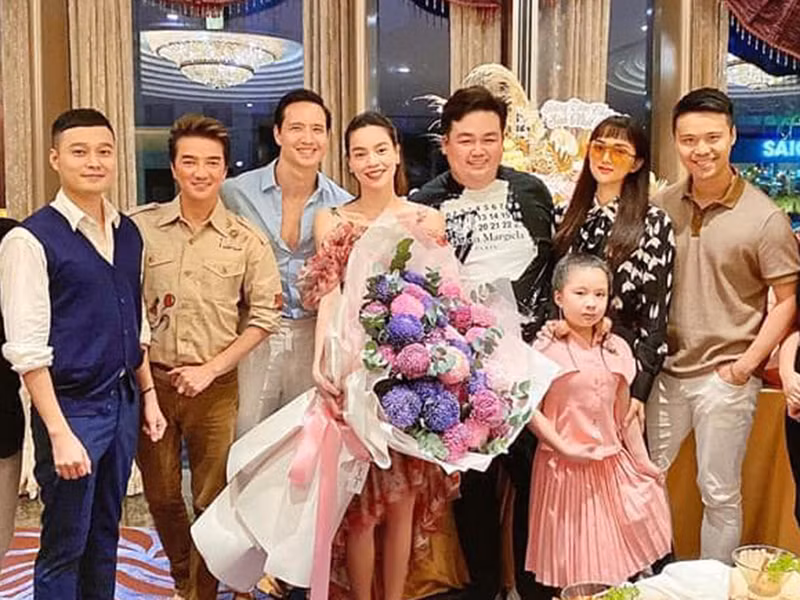 Thông tin Hồ Ngọc Hà mang thai đôi 3 tháng vừa được người thân cận xác nhận. Sau tin đồn bầu bí, Hà Hồ và Kim Lý xuất hiện trong bữa tiệc sinh nhật của một người bạn.