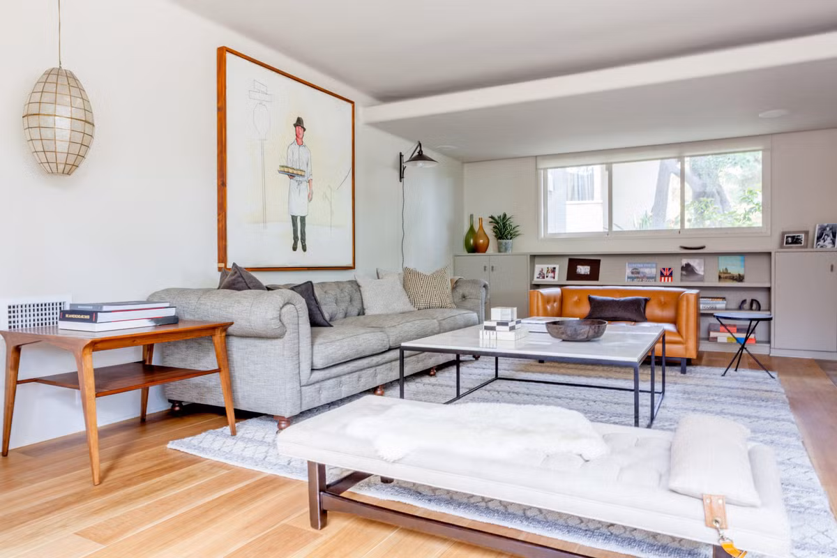 Những bộ ghế sofa bằng da thường xuyên được lựa chọn để đặt bên trong căn phòng khách gia đình mang phong cách đương đại.