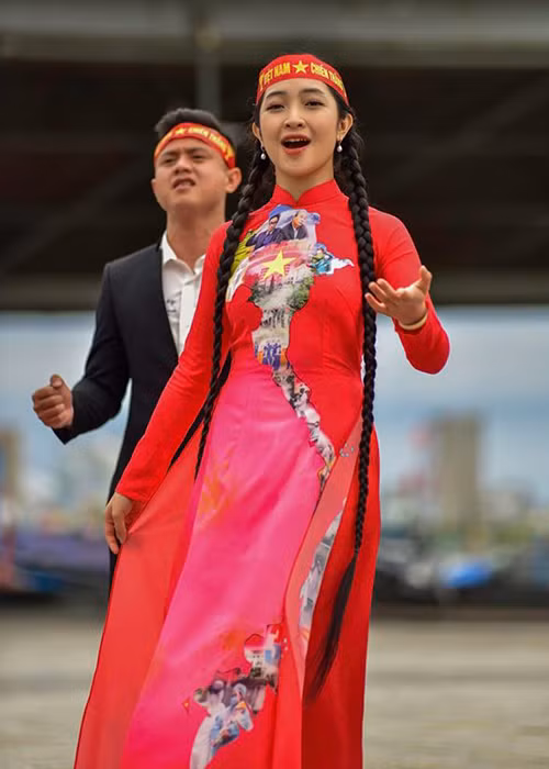Hồng Minh sở hữu chiều cao ấn tượng ở tuổi 14. Ngoài ra, mái tóc của giọng ca trẻ vẫn dài thướt tha.