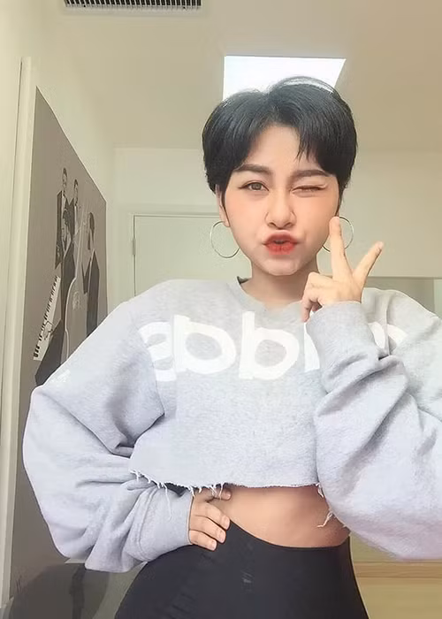Sau 6 năm rời cuộc thi, học trò của Lam Trường thay đổi ngoại hình từ dịu dàng, xinh xắn sang cá tính, gợi cảm khiến nhiều khán giả khó nhận ra.