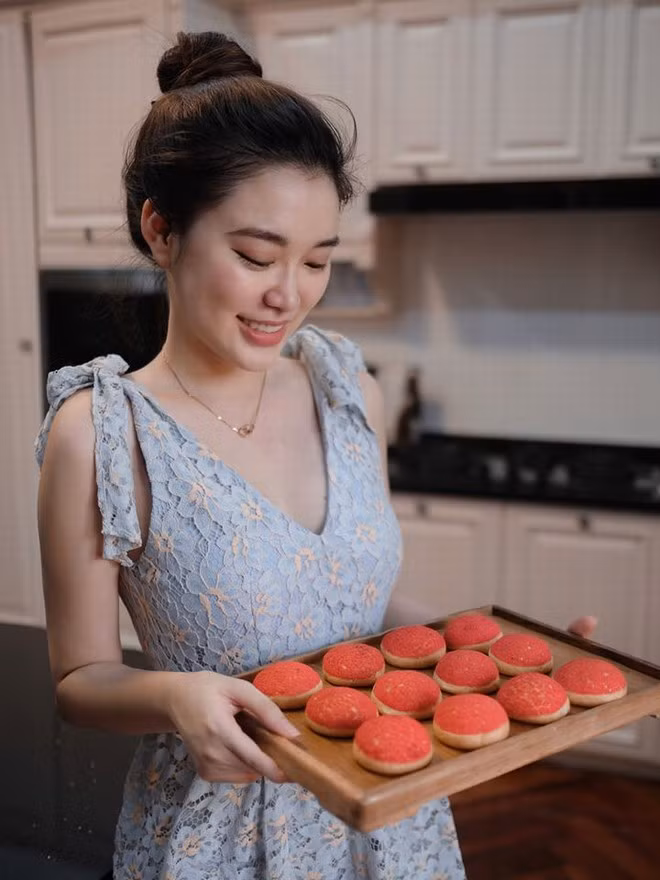 Mới đây, một cô gái người Lào gây chú ý khi đăng tải hình ảnh về những món bánh ngọt đẹp mắt do chính tay cô làm trên hội nhóm "Yêu bếp" nhanh chóng khiến MXH Việt thích thú. Ngoài sự khéo léo, đảm đang, hot girl Lào còn ghi điểm với nhan sắc nổi bật, ấn tượng từ mái tóc dài bồng bềnh, đôi mắt đẹp hút hồn cùng làn da trắng mịn.