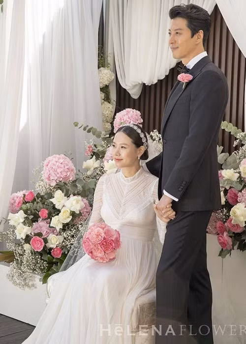 Hình ảnh Jo Yoon Hee lộ bụng bầu lớn trong đám cưới.