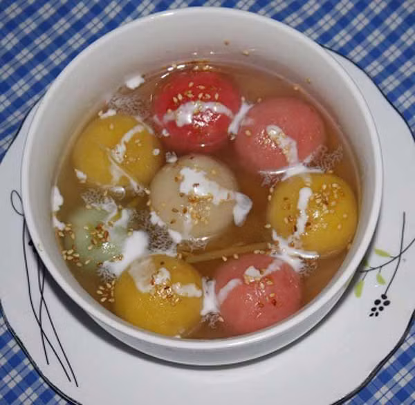 Chè: Trong ngày rằm tháng Giêng, nhiều gia đình thêm vào món bánh trôi (chè trôi nước) với ý nghĩa cầu mong mọi việc hanh thông, trôi chảy, hạnh phúc tròn đầy. Ngoài ra, chè kho, chè đỗ, chè bà cốt… cũng là những món tráng miệng thường thấy ở mâm cỗ chay.
