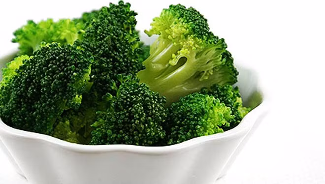 Bông cải xanh: Không chỉ có hàm lượng cao chất xơ, bông cải xanh còn là nguồn cung cấp protein tuyệt vời. Bạn có thể làm món bông cải xanh luộc, xào thịt hoặc nấu với nấm vào thực đơn mỗi ngày để bổ sung protein cho cả nhà. 