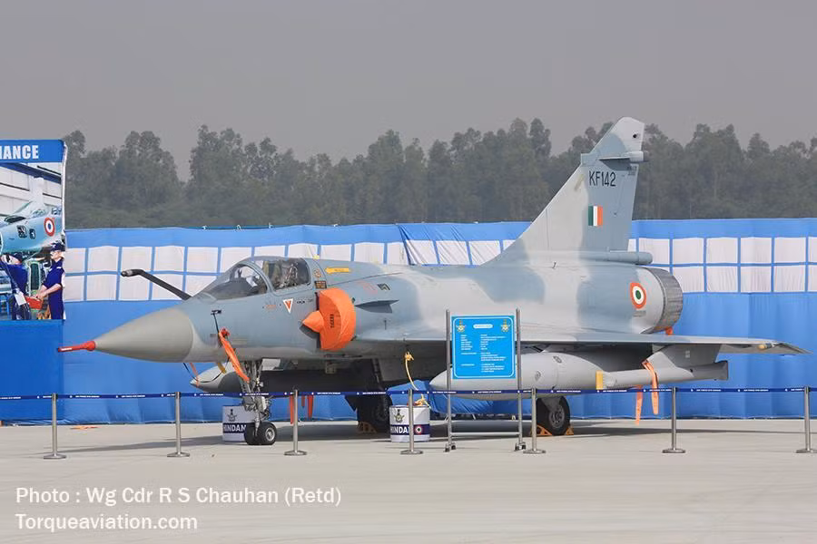 Còn đây là một chiếc tiêm kích hạng nhẹ Mirage 2000 mà Ấn Độ mua của Pháp. Hiện nước này được trang bị khoảng 40 chiếc Mirage 2000H, dự kiên tất cả sẽ nghỉ hưu vào năm 2030 cùng với MiG-27ML, SEPECAT Jaguar và MiG-21.
