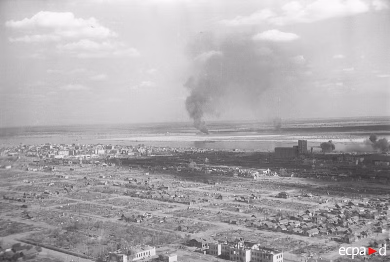 Thành phố Stalingrad sau năm 1961 được đổi lại thành Volgograd là một thành phố lớn nằm bên hạ lưu sông Volga của Liên bang Xô Viết. Trước năm 1941, Stalingrad là trung tâm công nghiệp nặng sầm uất, đóng vai trò quan trọng trong nền công nghiệp nặng của Liên bang Xô Viết. Tuy nhiên, cuộc chiến tranh thế giới thứ 2 đã lấy đi tất cả.