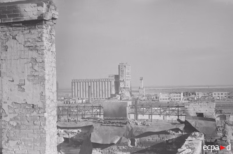 Không một tòa nhà nào ở Stalingrad là không hứng chịu bom, đạn pháo.