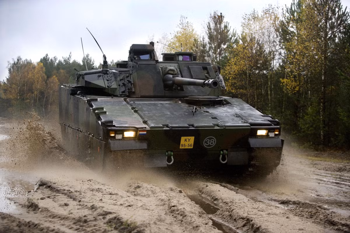 CV9035 cơ bản dùng chung khung gầm dòng xe chiến đấu bộ binh CV90 với khả năng chống đạn xuyên giáp 14,5mm toàn thân xe, giáp trước được tăng cường có thể chống được đạn xuyên giáp APFSDS cỡ 30mm.