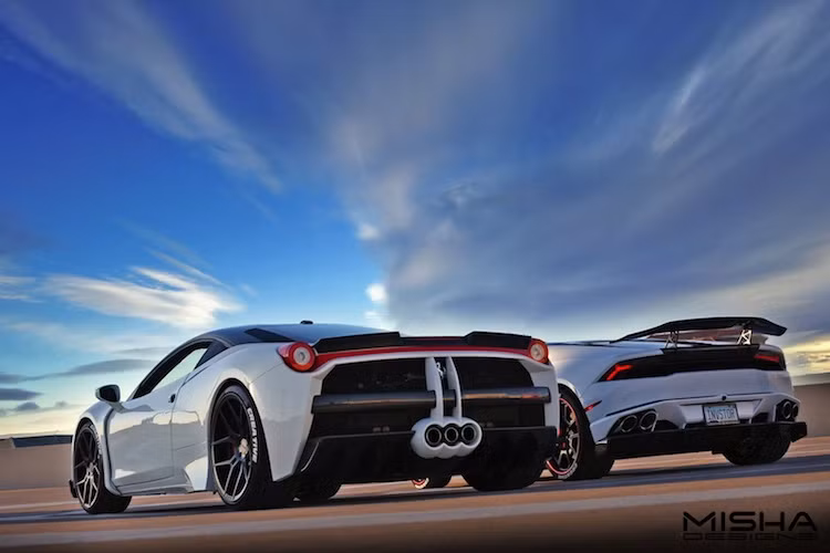 Ngoài mâm và gói bodykit mới, cả 2 chiếc xe đều có hệ động lực được giữ nguyên bản. Do ra đời sau nên siêu xe Huracan là chiếc mạnh hơn với động cơ V10 5.2l nạp khí tự nhiên, đem tới công suất tối đa 601 mã lực và mô-men xoắn cực đại 560 Nm.