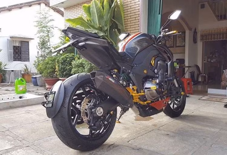 Với dàn đồ chơi từ DMV, chiếc môtô naked-bike Z1000 đã trở nên nổi bật hơn mà không mất đi kiểu dáng hấp dẫn nguyên bản.
