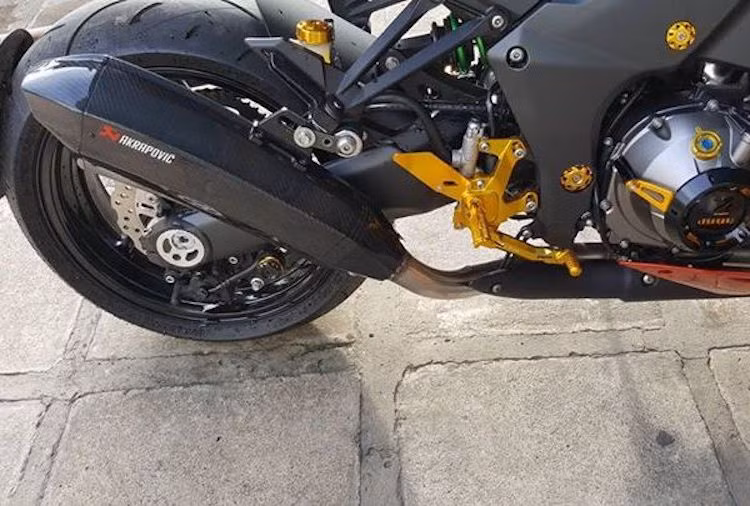 Chi tiết đáng giá nhất trên bản độ này đó là cây pô Akrapovic bằng sợi carbon tương tự như loại dành cho chiếc superbike Ninja ZX-10R, phô diễn "tiếng hú" ma mị của động cơ 4 xi-lanh.