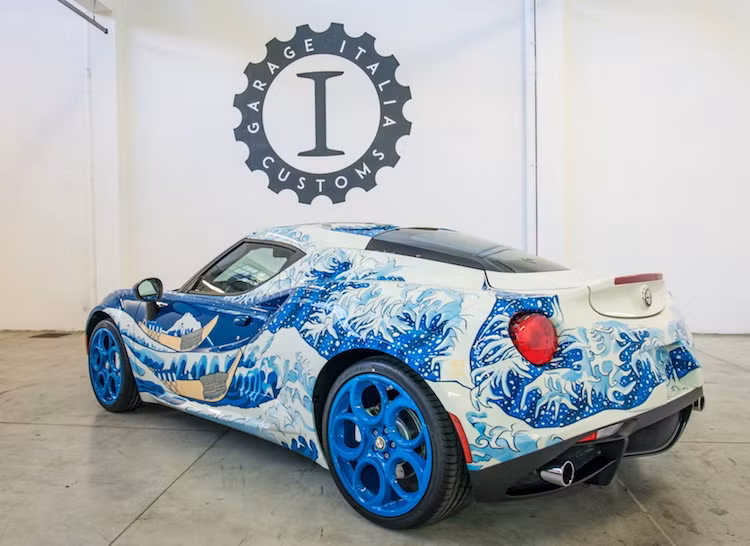 Ngoài nội và ngoại thất "hàng thửa", chiếc Alfa Romeo 4C độ này vẫn giữ nguyên động cơ 1,75 lít tăng áp 4 xi-lanh có công suất 237 mã lực kèm mô-men xoắn cực đại 350 Nm ở giữa, truyền động xuống cầu sau thông qua hộp số sàn 6 cấp.