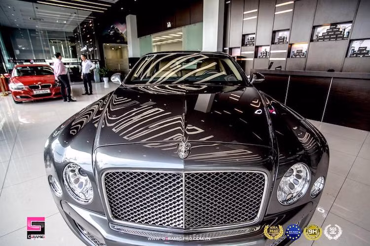 Do có những chóa đèn pha mạ chrome thay vì màu xám khói chrome nên chắc chắn rằng chiếc Mulsanne này thuộc phiên bản thường thay vì bản thể thao Speed.
