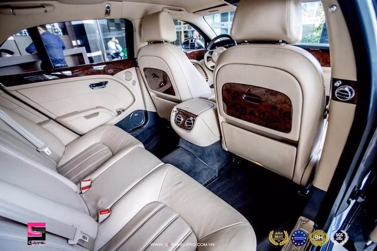 Hàng ghế sau của xe cực kỳ sang trọng và xa hoa với các trang bị như tủ lạnh mini có thể để vừa hai chai champagne, cùng những chiếc ly thủ công uống rượu được thiết kế rất tinh tế. Tuy nhiên chiếc xe này thiếu tùy chọn hệ thống thông tin giải trí dành riêng cho các VIP ngồi sau, được gắn trên tựa đầu ghế trước.