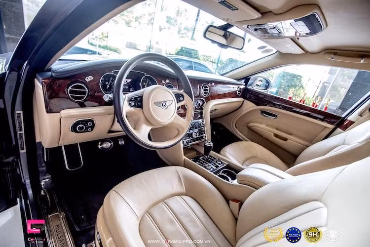 Mở cánh cửa xe ra, nội thất của Mulsanne phô bày trước mắt. Chiếc xe này có nội thất được bọc chủ yếu bằng da cao cấp màu kem cùng các chi tiết ốp gỗ thật với vân đẹp mắt.