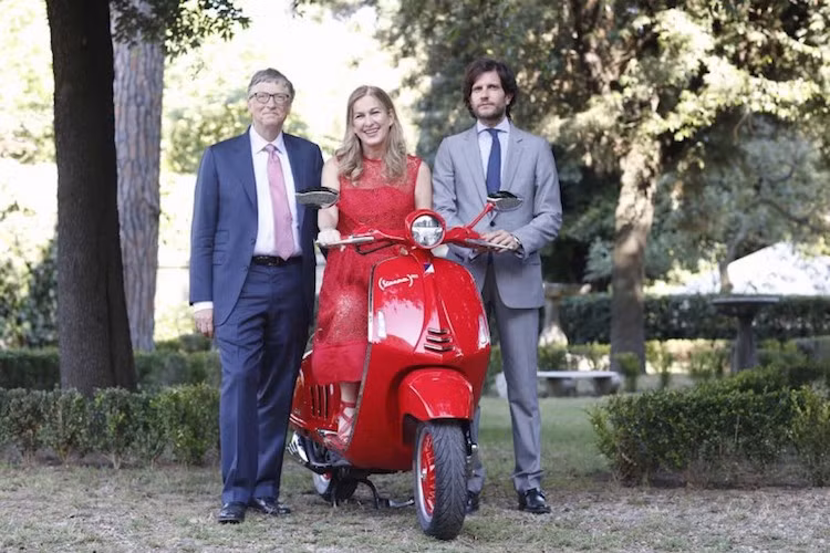 Phải tới triển lãm EICMA vào tháng 11 năm nay, 946 (Vespa) Red mới được trưng bày lần đầu trước công chúng. Tuy nhiên vừa qua, một số nhân vật đặc biệt, trong đó có tỷ phú Mỹ Bill Gates đã được xem trước chiếc xe qua một sự kiện đặc biệt để công bố việc hợp tác giữa Piaggio và (RED).