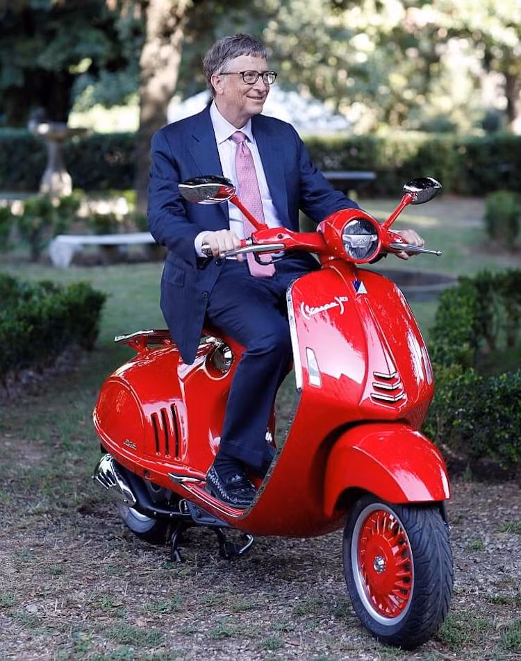 Hiện tại, chưa rõ giá bán và số lượng sản xuất của phiên bản 946 (Vespa) Red, tuy nhiên chắc chắn rằng giá của xe sẽ không thể rẻ hơn những chiếc 946 (trị giá 405 triệu đồng tại Việt nam) trước đây. Với mỗi chiếc xe được bán ra, 150 USD sẽ được ủng hộ trực tiếp cho tổ chức từ thiện (RED). Piaggio sẽ bán 946 (Vespa) RED tại các thị trường châu Âu, châu Á - Thái Bình Dương và Mỹ.