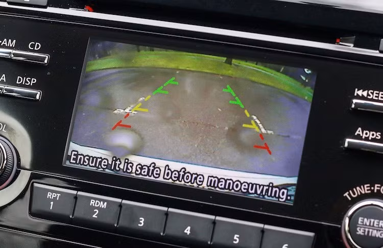 Trên bảng táp-lô là một màn hình nhỏ 5 inch, kết hợp với camera lùi để hỗ trợ việc đưa xe vào bãi đỗ, cũng như hiển thị các thông tin khác. X-Trail cũng sở hữu nhiều tính năng hấp dẫn như hệ thống giữ ga tự động Cruise Control, cần gạt mưa thông minh, ghế lái điều chỉnh điện...
