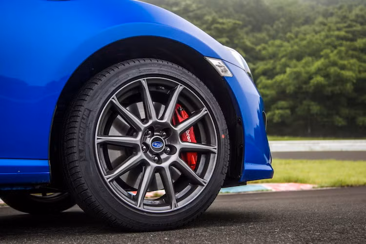 Trên phiên bản xe thể thao giá rẻ BRZ Limited cao cấp nhất, Subaru còn cung cấp cho chiếc xe tùy chọn gói thể thao Performance Package với má phanh Brembo cùng đĩa lớn hơn ở cả 4 bánh, hệ thống treo thể thao Sachs và mâm đúc hợp kim 17 inch sơn màu đen.