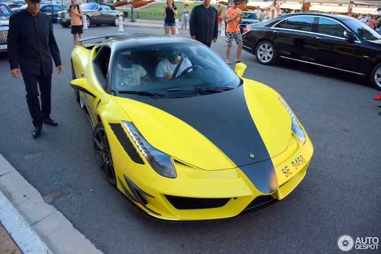 Vừa qua tại công quốc nhỏ bé nhưng đầy "đại gia" Monaco, người ta đã có dịp nhìn thấy Stephen Appiah - cựu cầu thủ từng chơi cho Juventus xuất hiện cùng Samuel Eto'o - tiền đạo từng chơi cho nhiều đội bóng nổi tiếng xuất hiện trên một chiếc Ferrari 458 Italia độ màu vàng nổi bật.
