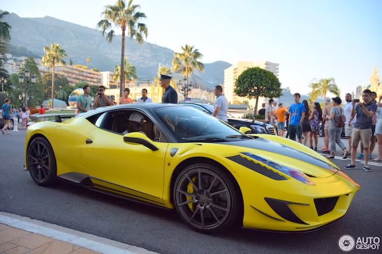 Mặc dù người cầm lái là Appiah nhưng trên thực tế, chiếc Ferrari độ này thuộc sở hữu của Eto'o, thể hiện qua biển số SE 9458 của xe. Trong đó SE là viết tắt của Samuel Eto'o, số 9 là số áo ưa thích của anh và 458 là tên gọi của chiếc xe.
