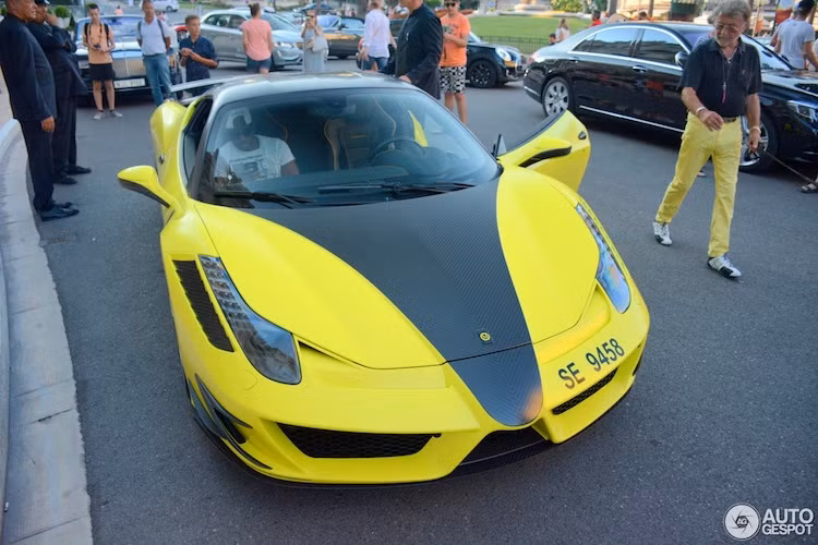 Samuel Eto'o là một trong số ít những cầu thủ bóng đá sở hữu một chiếc Ferrari "độ hết bài" của Mansory. Ngoài Eto'o, tiền đạo Lukas Podolski của tuyển Đức cũng đang nắm trong tay một chiếc Ferrari F12Berlinetta được độ lên cấu hình Mansory Stallone.