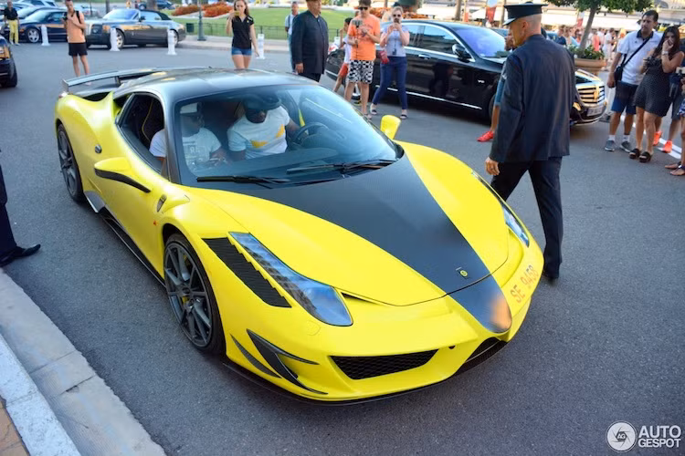Giống như những chiếc xe độ khác của Mansory, 458 Siracusa đã có ngoại thất được "độ hết bài", tới nỗi gần như không còn có thể nhận ra chiếc xe nguyên bản là Ferrari 458 Italia. Trong đó nổi bật nhất là phần đầu xe với cản trước phong cách Ferrari Enzo.