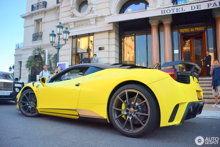 Sau khi được độ lại, khối động cơ V8 4.5l nạp khí tự nhiên trên Ferrari 458 Italia đã có công suất tối đa tăng 20 mã lực trên Siracusa, đạt 590 mã lực. Xe có khả năng tăng tốc từ 0-100 km/h chỉ trong 3,2 giây và đạt tốc độ tối đa 330 km/h.