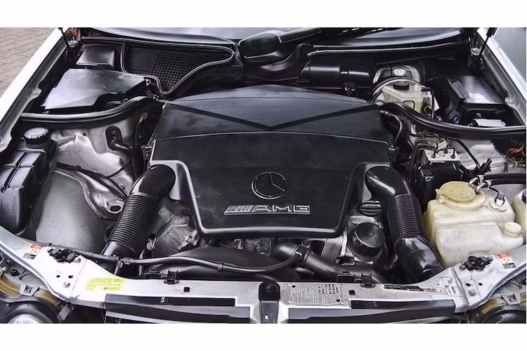 Nằm dưới nắp ca-pô của E55 AMG là khối động cơ 5.4l V8 nạp khí tự nhiên với công suất tối đa 349 mã lực và mô-men xoắn cực đại 530 Nm, giúp chiếc xe mất 5,7 giây để đạt 0-100 km/h và tốc độ tối đa giới hạn điện tử 250 km/h. Vào thời điểm đó, E55 AMG là một trong những chiếc wagon nhanh nhất Thế giới.