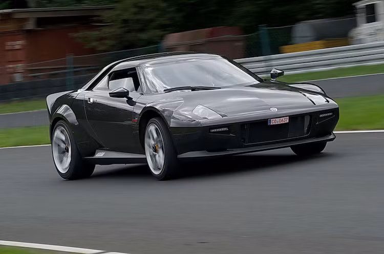 Theo đúng phong cách của Pininfarina, hãng đã mua một chiếc Ferrari 430 Scuderia sau đó rút ngắn chassis bằng nhôm lại, tạo ra một bộ khung phụ bằng thép để gắn động cơ V8 4.3l nạp khí tự nhiên và thiết kế ra thân xe bằng sợi carbon mang phong cách của chiếc Stratos năm xưa. Có hiệu năng vượt chiếc 430 Scuderia về mọi mặt, chiếc Lancia Stratos của Thế kỷ 21 trị giá tới 3 triệu USD khi hoàn thành.