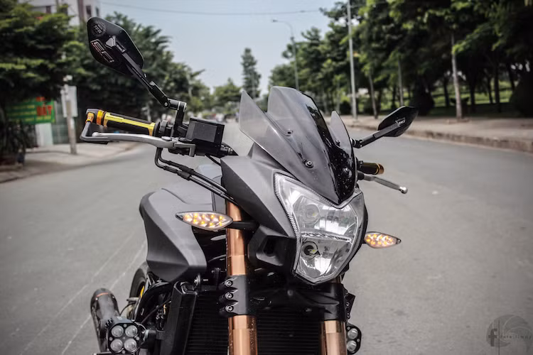 Ở bản độ Dragster này, phần đầu của BN600i đã được chủ xe giữ lại hoàn toàn. Nằm phía trên tay lái chỉ là một số món đồ chơi "kiểng" nhỏ như cặp kính chiếu hậu Rizoma. bao tay Barracuda và bảo vệ tay phanh Rizoma. Ngoài ra chiếc xe còn có kính chắn gió mới góc cạnh hơn.