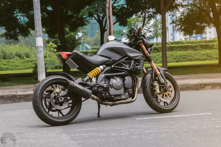 Tuy nhiên, chưa hài lòng với kiểu dáng nguyên bản của BN600i, một biker Việt đã tiến hành độ lại nhẹ nhàng chiếc xe theo phong cách dragster, lấy cảm hứng từ chiếc MV Agusta 800 Dragster cũng có nguồn gốc từ Ý.