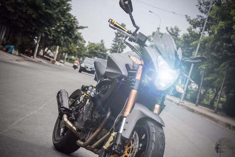 Trong số các dòng xe phân khối lớn tầm 600 cc đang bán tại Việt Nam, môtô Benelli BN600i là một trong những mẫu xe có giá hấp dẫn nhất. Dù vẫn còn bị chê là "xác Ý, hồn Trung Quốc" nhưng không thể phủ nhận rằng chiếc xe đã thu hút một lượng lớn biker Việt bởi kiểu dáng khỏe khoắn và động cơ 4 xi-lanh 600 cc.