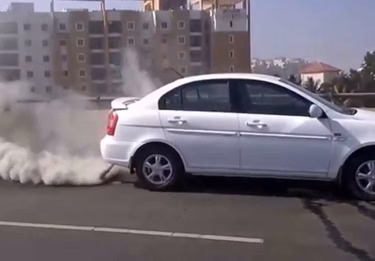 Để kiểm tra xem xe có khói hay không, bạn có thể nhìn qua gương chiếu hậu hoặc nhờ một người bạn đi ở phía sau. Tuy nhiên, dù cho khói của xe có màu gì đi chăng nữa, nếu nó xuất hiện với mật độ dày đặc, bạn cần phải đưa xe đi bảo dưỡng và sửa chữa ngay.