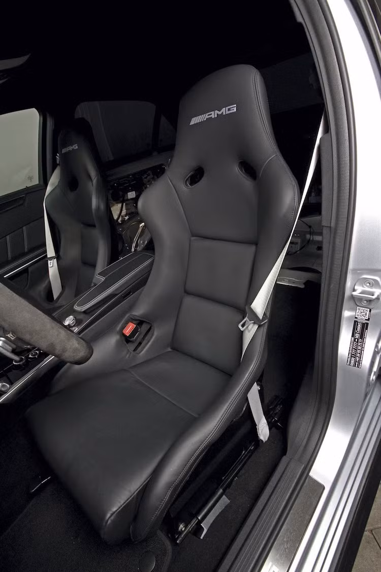 Tuy nhiên, hàng ghế trước nguyên bản với khả năng điều chỉnh điện của E63 AMG 4MATIC đã bị Posaidon loại bỏ, thay bằng cặp ghế AMG chỉnh tay như trên các xe đua.