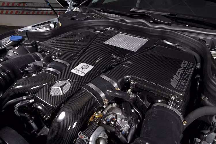 Tuy nhiên, những nâng cấp "khủng" nhất của Posaidon nằm hoàn toàn ở khối động cơ 5.5l V8 tăng áp kép của E63 AMG. Về cơ bản, hãng độ này đã nâng cấp gần như tất cả các chi tiết động cơ, bao gồm cả cặp turbo cùng dàn làm mát, cũng như hệ thống nạp khí bằng sợi carbon "hàng thửa".