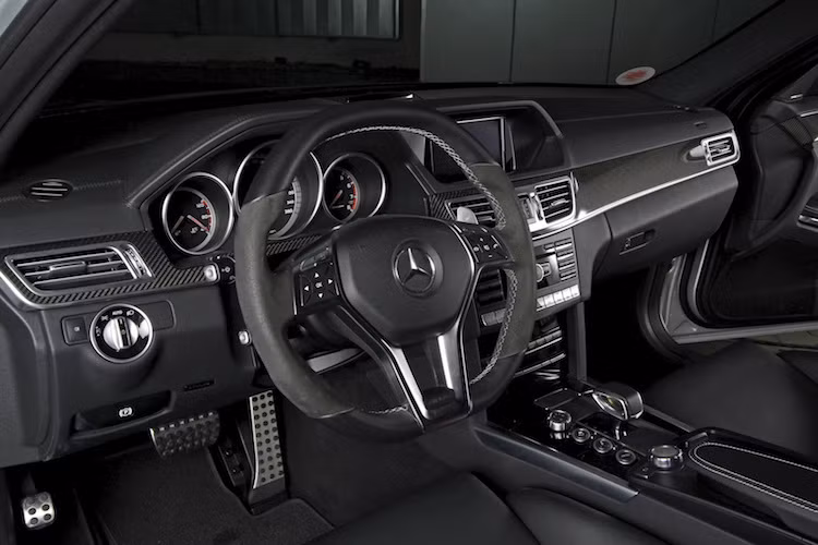 Từ góc nhìn của người lái, nội thất của chiếc E63 AMG do Poseidon độ lại có vẻ không khác gì so với "xe zin" khi vẫn được trang bị đầy đủ tiện nghi và có các tấm ốp trang trí bằng sợi carbon.